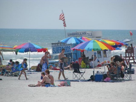 The crowd at New Smyrna Beach\'s Flagler Avenue Access