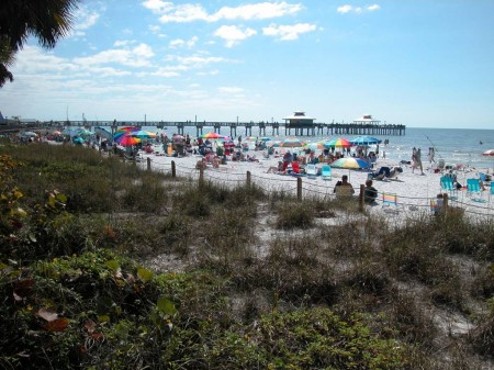 DSCN2816 The crowd north of Pelican Pier, Fort Myers Beach.